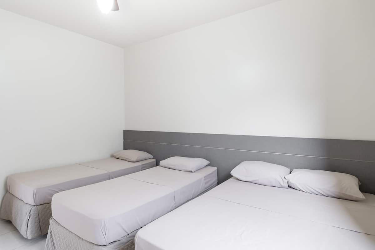 Kamar Quadruple | Minibar, meja kerja, Wi-Fi gratis, dan seprai linen