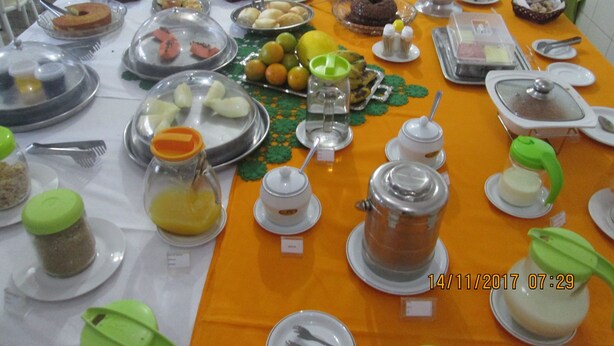 Ein reichhaltiges Buffet mit verschiedenen Speisen, darunter Obst, Gebäck und Getränke.