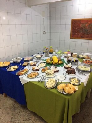 Sudah termasuk sarapan prasmanan setiap hari