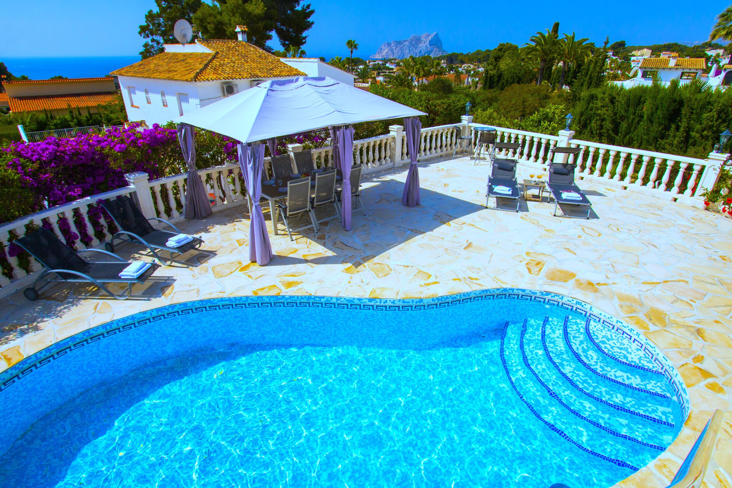 Utendørsbasseng og et oppvarmet basseng