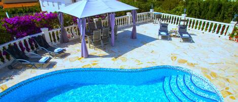 Een buitenzwembad, een verwarmd zwembad