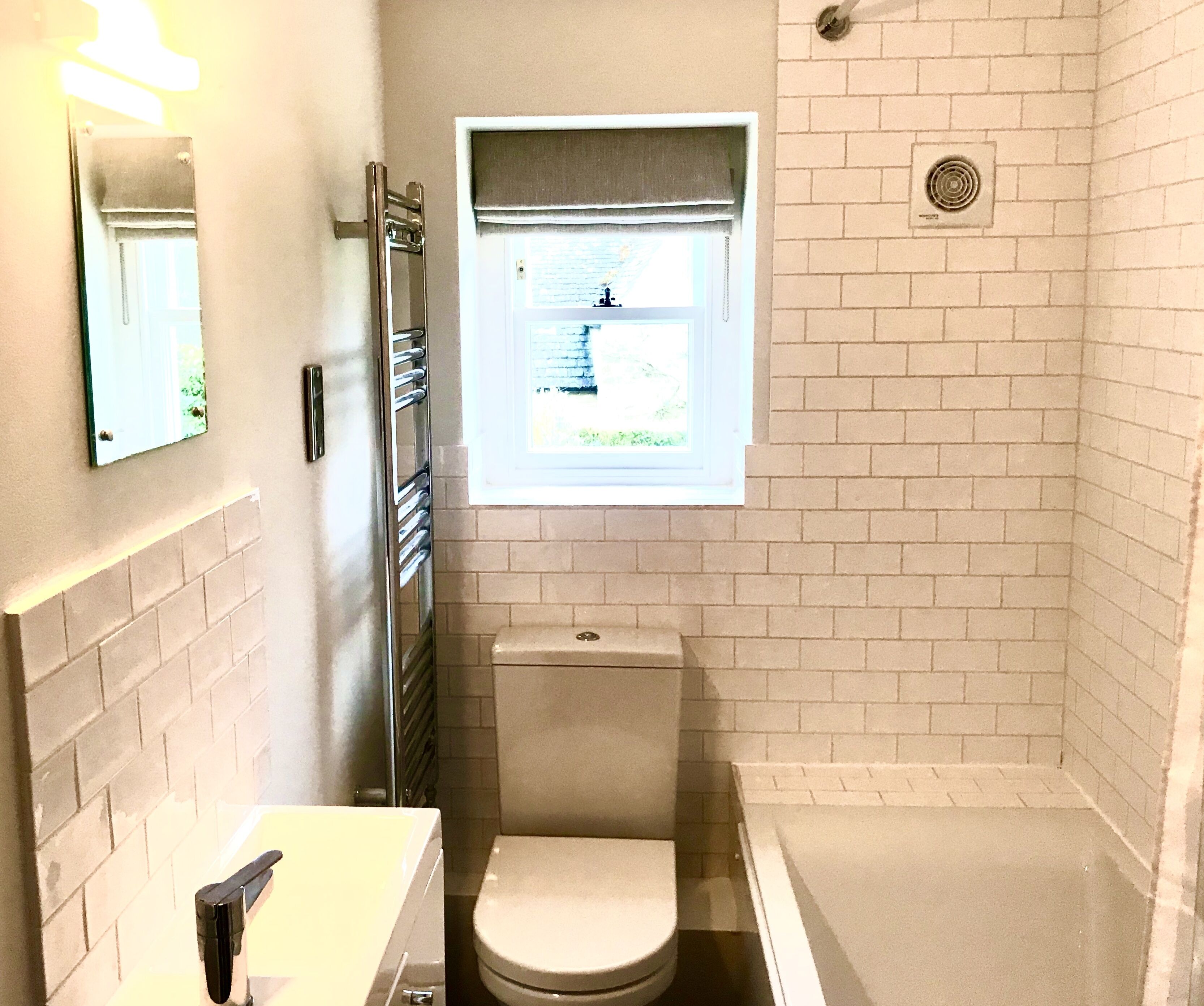 Ensemble douche/baignoire, sèche-cheveux, serviettes fournies, savon