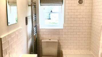 Ensemble douche/baignoire, sĂšche-cheveux, serviettes fournies, savon