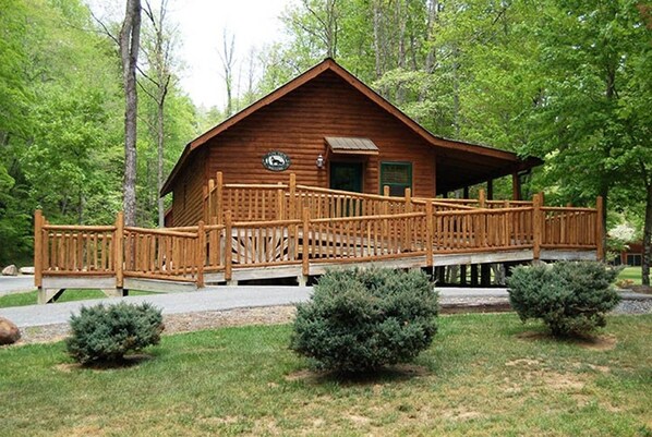 Exterior - Creekside Cabin with covered porch only 3 miles from downtown Bryson City! (Bryson City)