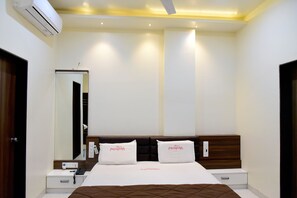 Premium bedding - Hotel Pushpak Satara (Satara)