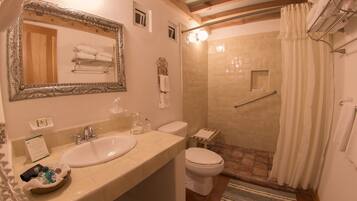 Dusche, kostenlose Toilettenartikel, Handtücher