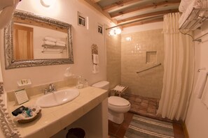 Shower, free toiletries, towels - Hotel Rancho San Cayetano (Zitácuaro)