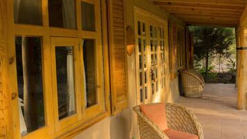 Cabaña estándar (Casa Sol) | Caja de seguridad en la habitación, escritorio y cunas gratuitas