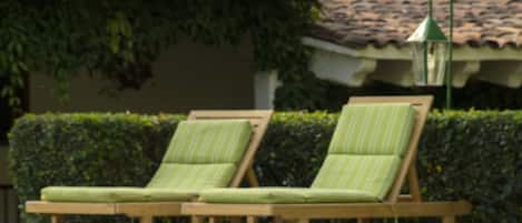 Alberca al aire libre, sombrillas en la alberca y camastros