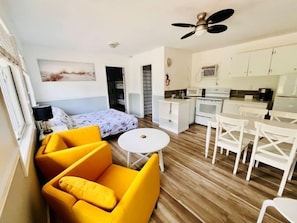 Quarto triplo, várias camas | Cozinha privada | Cafeteira/chaleira, chaleira elétrica