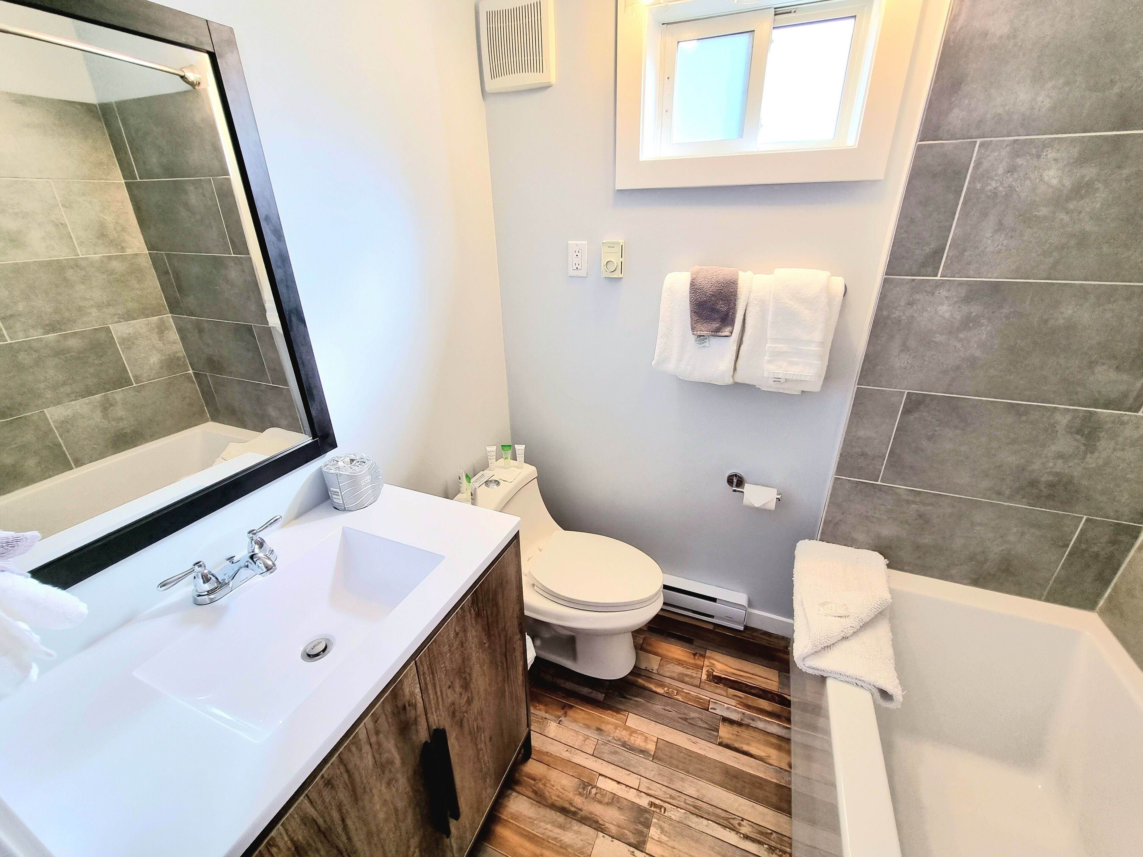 deluxe cabin | bathroom | towels, soap, shampoo, toilet paper