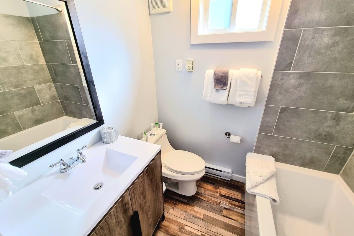 deluxe cabin | bathroom | towels, soap, shampoo, toilet paper