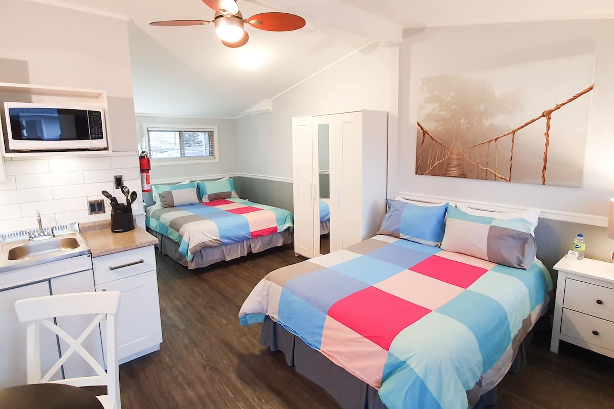 Tweepersoonskamer, 2 queensize bedden | 1 slaapkamer, individueel gedecoreerd, een laptopwerkplek, gratis wifi
