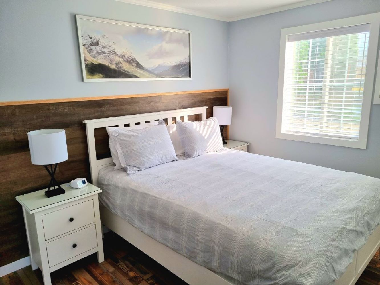deluxe cabin | individually decorated, laptop workspace, free wifi, bed sheets