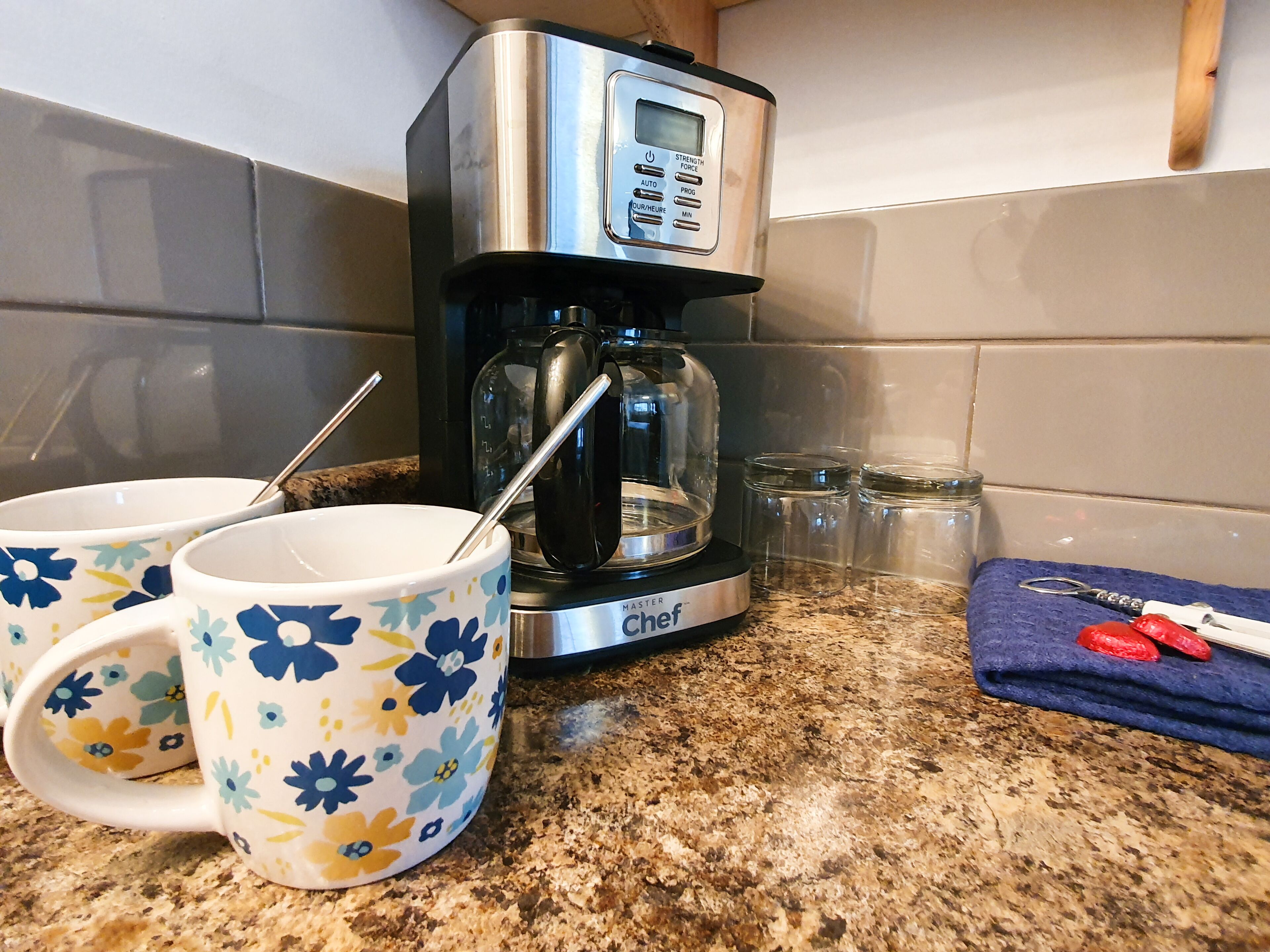 single room, 1 queen bed | individually decorated, laptop workspace, free wifi, bed sheets