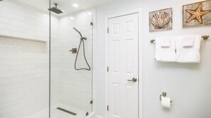Combined shower/bathtub, hair dryer, towels - Bristol 1107-Beachfront High-end Luxury-Fully Stocked-Resort-Amenities-sleeps 9 (Gulf Shores)