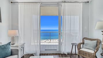 Una televisión, un futbolín, una mesa de tenis de mesa, libros