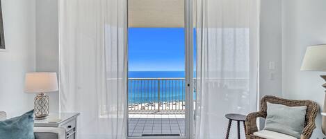 Una televisión, un futbolín, una mesa de tenis de mesa, libros