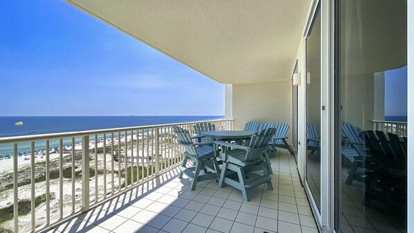 Outdoor dining - Bristol 1107-Beachfront High-end Luxury-Fully Stocked-Resort-Amenities-sleeps 9 (Gulf Shores)
