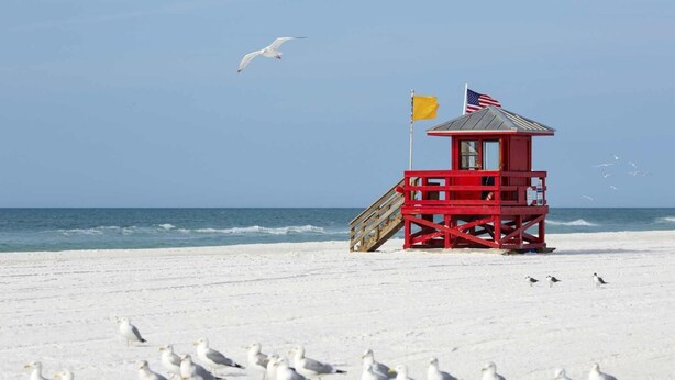 A lifeguard tower on a beach with a clear view of the ocean. - Blue Mermaid on Siesta Key (Siesta Key)