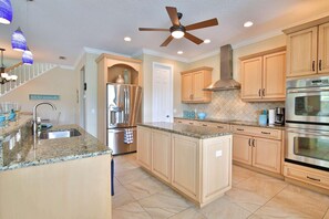 하우스, 침대(여러 개) (Blue Mermaid on Siesta Key) | 전용 주방 | 오븐, 냉동고, 주방 아일랜드 식탁