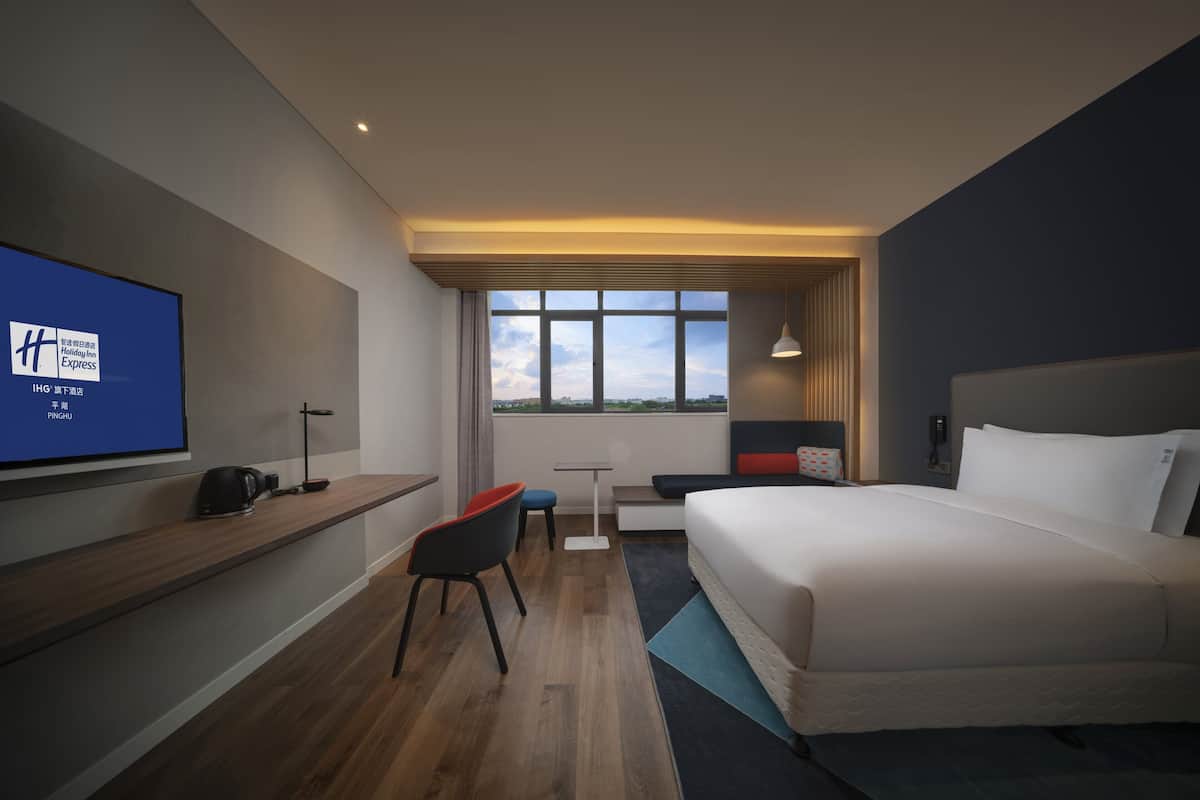Standaard kamer, 1 kingsize bed (Extra Floor Space) | Een kluis op de kamer, een bureau, geluiddichte muren