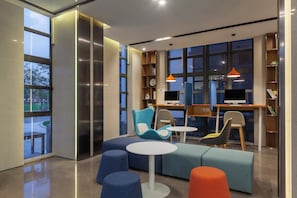 Une bibliothèque moderne dotée d’espaces de lecture, d’ordinateurs et d’étagères à livres.
