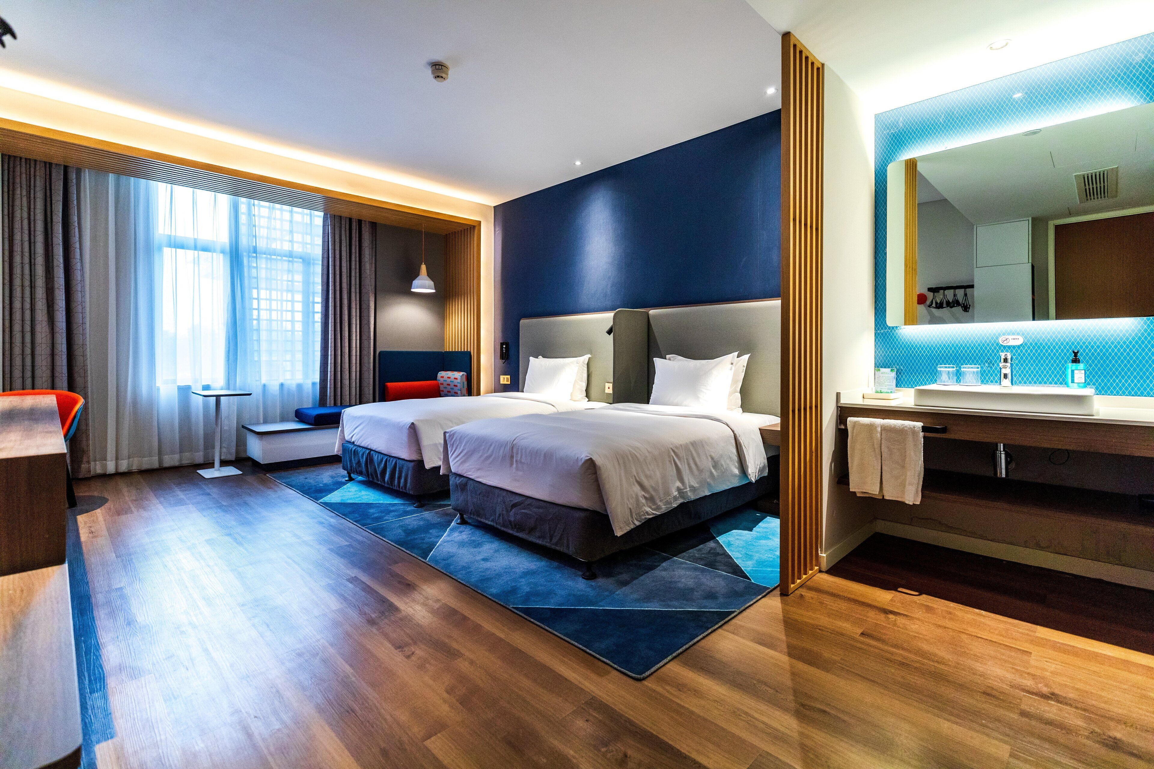 Safe på rommet, skrivebord, lydisolert og strykejern/-brett