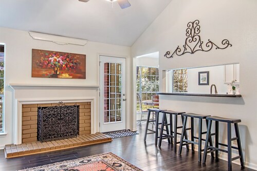 Spacious & Cozy 4BR Home in The Woodlands