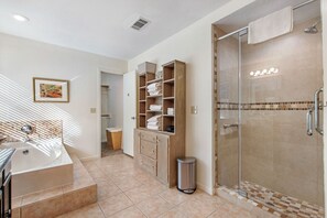 Combined shower/bathtub, jetted bath, hair dryer, towels