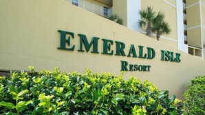 Het uiterlijk van Emerald Isle Resort, met een bord waarop de naam staat.