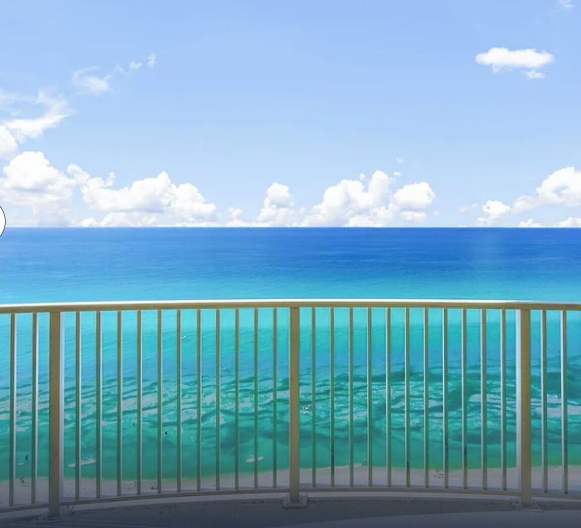 Un balcón con vista al océano.