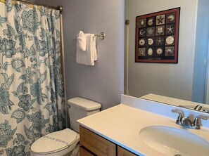 Duschwanne, Haartrockner, Handtücher, Seife