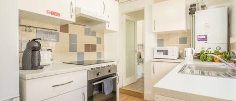 Køleskab, mikrobølgeovn, ovn, kogeplade