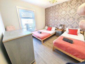3 slaapkamers, een strijkplank/strijkijzer, reisbedje, gratis wifi