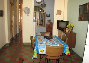 Desayuno completo (USD 5 por persona)