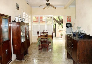 Desayuno completo diario (USD 5 por persona)