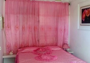 컴포트 더블룸 | 미니바, 다리미/다리미판, 각각 다른 스타일의 인테리어, 각각 다르게 가구 비치