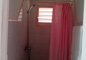 컴포트 더블룸 | 욕실 | 샤워 시설, 레인폴 샤워기, 무료 세면용품, 헤어드라이어