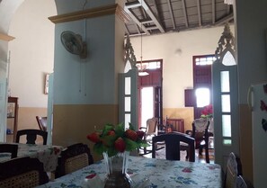 Desayuno completo diario (USD 5 por persona)