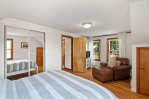 2 bedrooms, iron/ironing board, travel crib, WiFi - Modern Cape Downtown Mystic (Mystic)