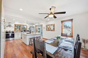 Fridge, microwave, oven, stovetop - Modern Cape Downtown Mystic (Mystic)