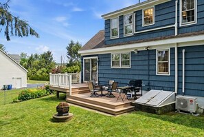 Outdoor dining - Modern Cape Downtown Mystic (Mystic)