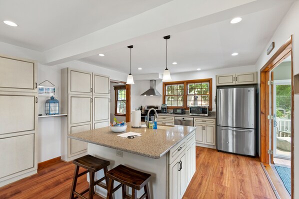 Fridge, microwave, oven, stovetop - Modern Cape Downtown Mystic (Mystic)