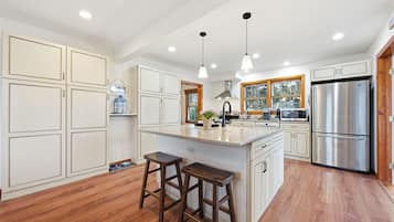 Réfrigérateur, four à micro-ondes, un four, surface de cuisson