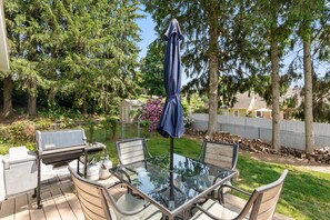 Outdoor dining - Modern Cape Downtown Mystic (Mystic)