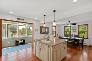 Fridge, microwave, oven, stovetop - Modern Cape Downtown Mystic (Mystic)