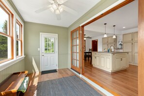 Interior - Modern Cape Downtown Mystic (Mystic)