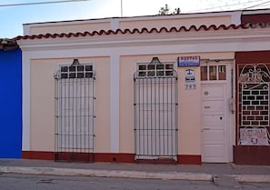 Vista frontal de la propiedad