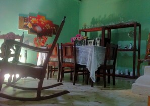 Dagelijks uitgebreid ontbijt (USD 5 per persoon)